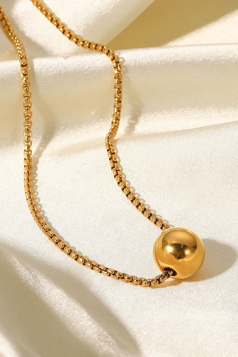 18K Gold-Plated Round Shape Pendant Necklace - Brinxx Couture